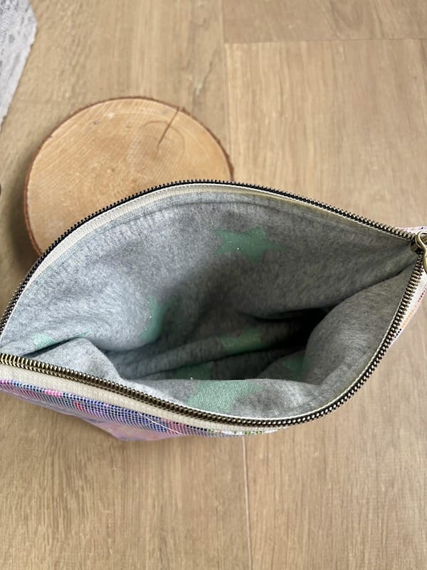 Sacrée Française Trousse en chutes de coton Oeko-Tex – Pièce unique Trousse en chutes de coton Oeko-Tex – Pièce unique
– Sacrée Française