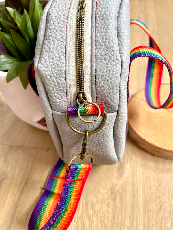 Sac besace ronde en simili cuir gris clair - Sacrée Française