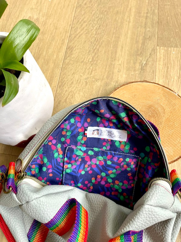 Sac besace ronde en simili cuir gris clair - Sacrée Française