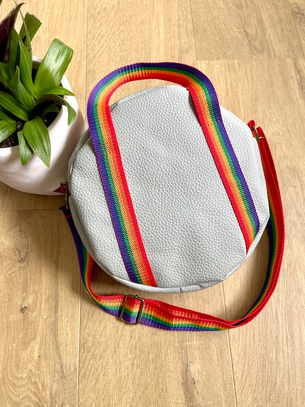 Sac besace ronde en simili cuir gris clair - Sacrée Française