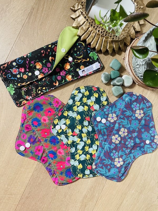Lot de 3 serviettes hygiéniques lavables flux abondant avec pochette L Oeko-Tex, fait main à Lyon, Sacrée Française