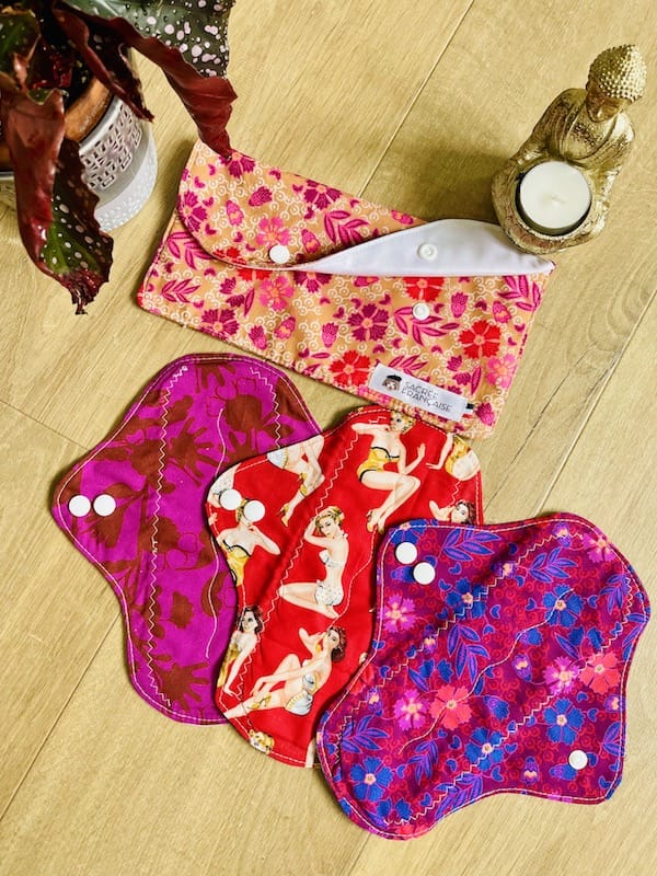 Sacrée Française Kit de démarrage Kit 3 Serviettes hygiéniques lavables Flux Moyen plus une pochette de transport imperméable taille M Kit 3 Serviettes mentruel Flux Moyen | Écologique