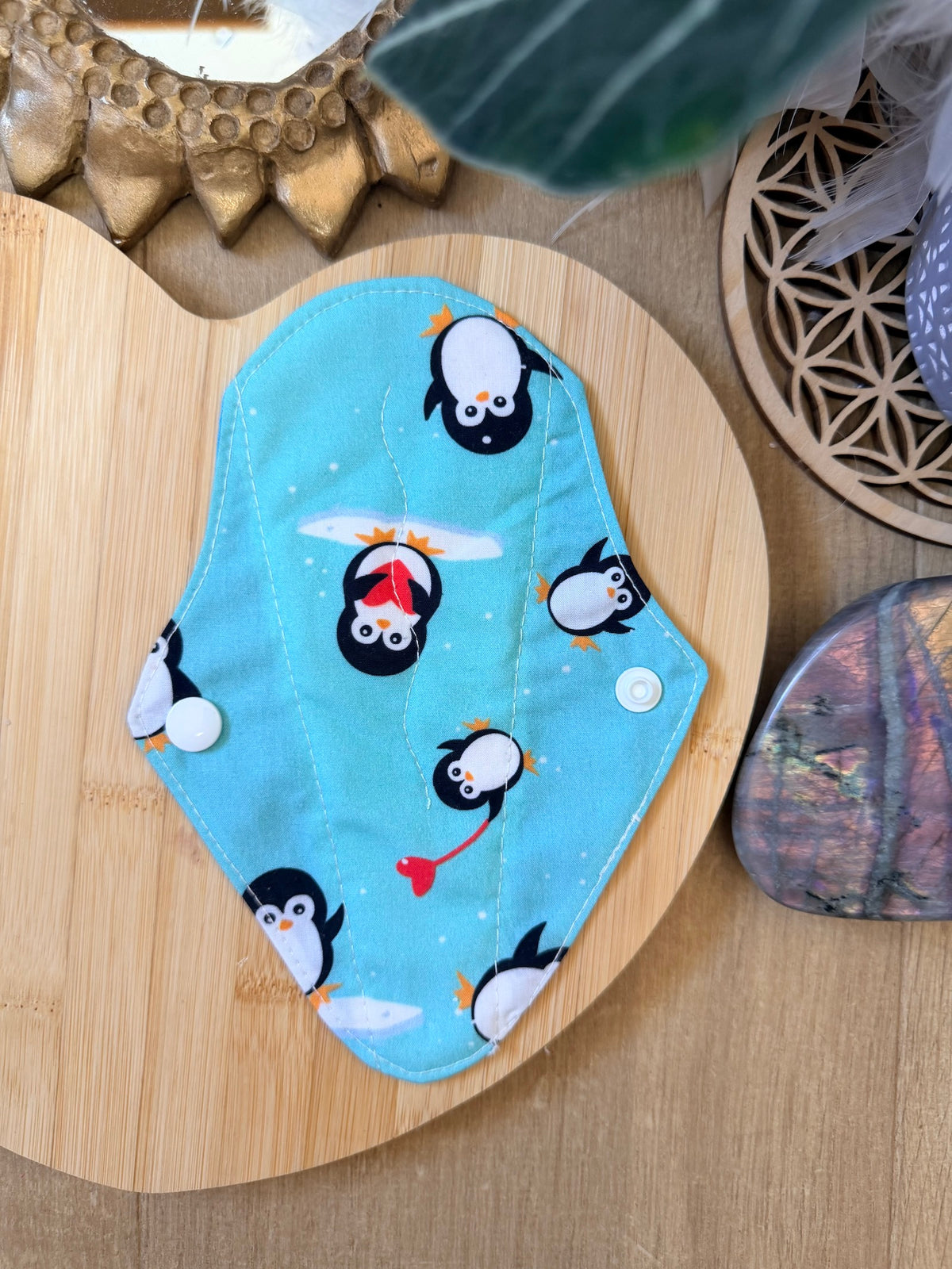 Protège-string lavable pingouin fond bleu