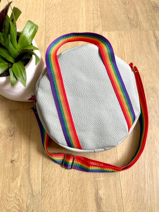Sac besace ronde en simili cuir gris clair - Sacrée Française