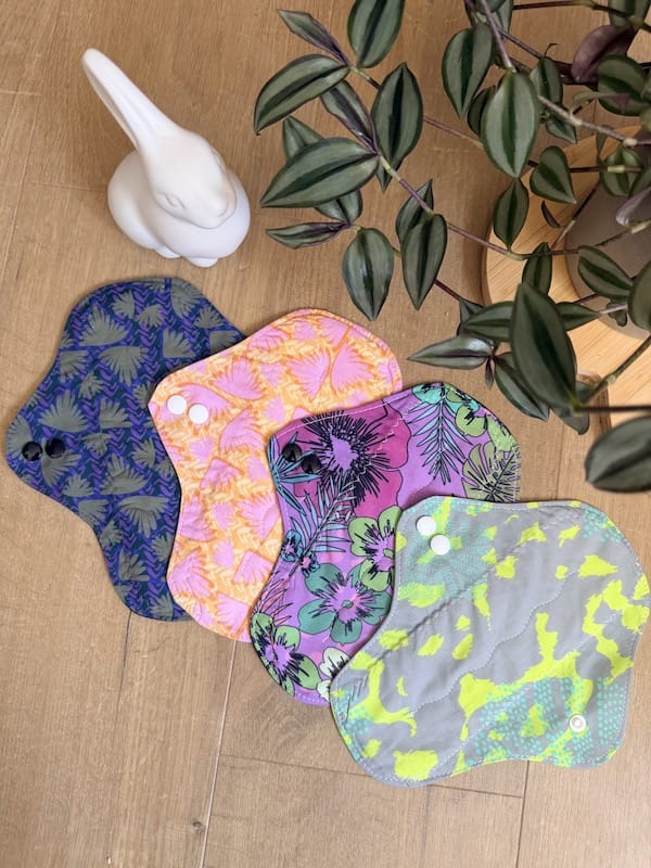 Lot de 4 serviettes hygiéniques lavables flux moyen Oeko-Tex, fait main à Lyon, Sacrée Française