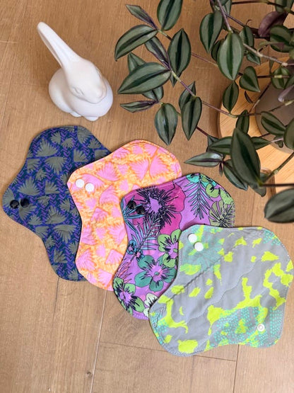 Lot de 4 serviettes hygiéniques lavables flux moyen Oeko-Tex, fait main à Lyon, Sacrée Française