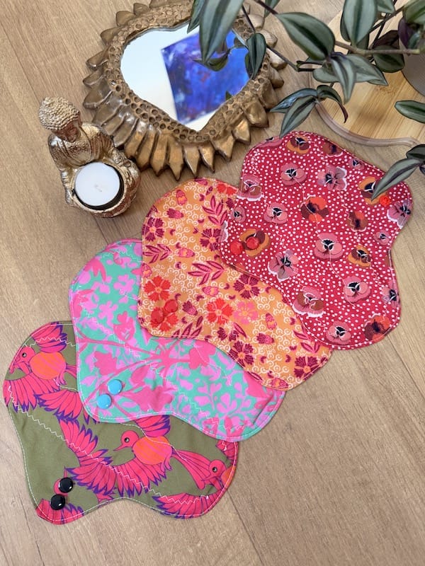 Lot de 4 serviettes hygiéniques lavables flux moyen Oeko-Tex, fait main à Lyon, Sacrée Française