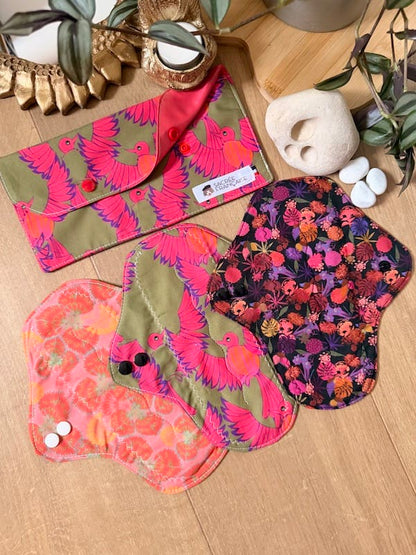 Kit 3 serviettes hygiéniques lavables flux moyen + pochette de transport taille M Oeko-Tex, fait main à Lyon, Sacrée Française