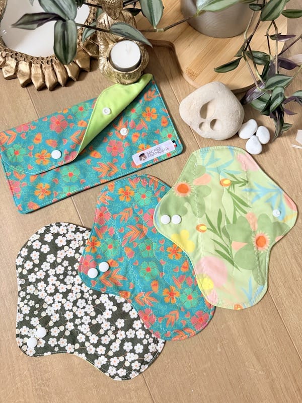 Kit 3 serviettes hygiéniques lavables flux moyen + pochette de transport taille M Oeko-Tex, fait main à Lyon, Sacrée Française