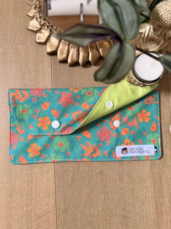 Pochette imperméable taille M pour protections périodiques lavables Oeko-Tex, faite main à Lyon, Sacrée Française