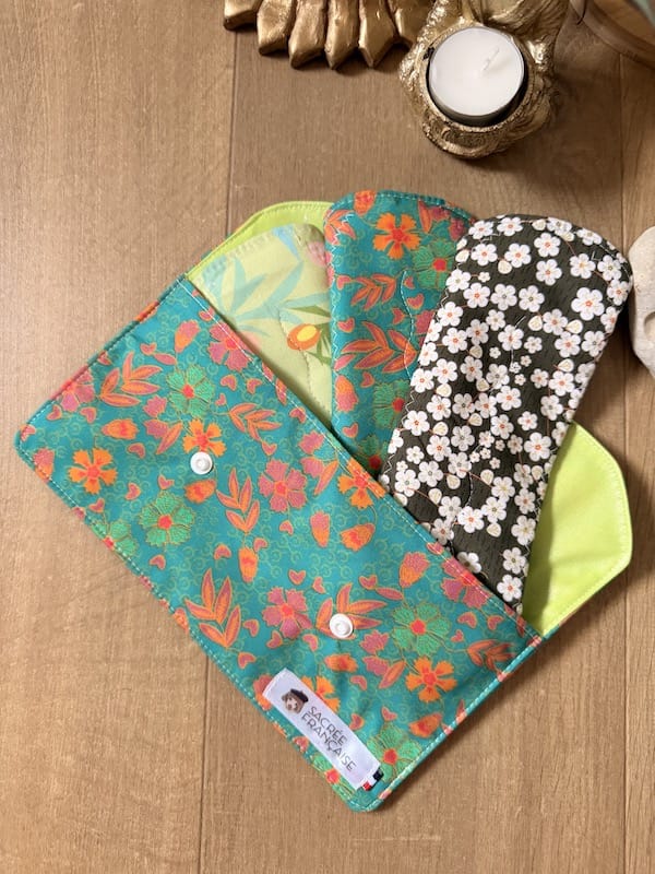 Pochette imperméable taille M pour protections périodiques lavables Oeko-Tex, faite main à Lyon, Sacrée Française