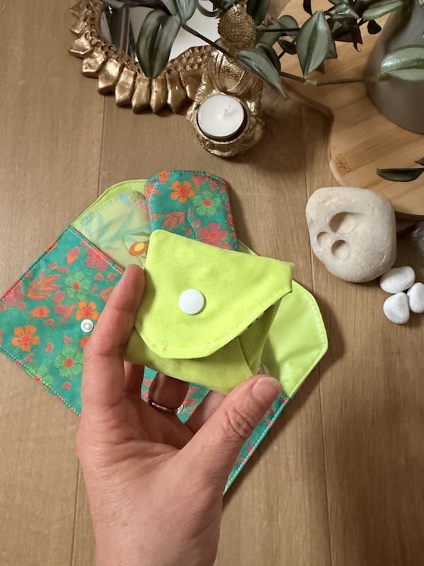 Kit 3 serviettes hygiéniques lavables flux moyen + pochette de transport taille M Oeko-Tex, fait main à Lyon, Sacrée Française