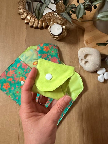 Kit 3 serviettes hygiéniques lavables flux moyen + pochette de transport taille M Oeko-Tex, fait main à Lyon, Sacrée Française