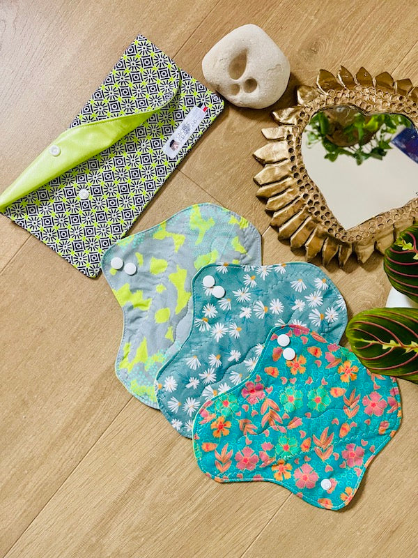 Kit 3 Medium Flow Washable Sanitary Towels plus a waterproof carrying pouch size M 