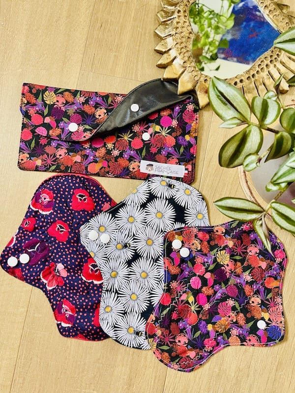 Sacrée Française Kit de démarrage Kit 3 Serviettes hygiéniques lavables Flux Moyen plus une pochette de transport imperméable taille M Kit 3 Serviettes mentruel Flux Moyen | Écologique
