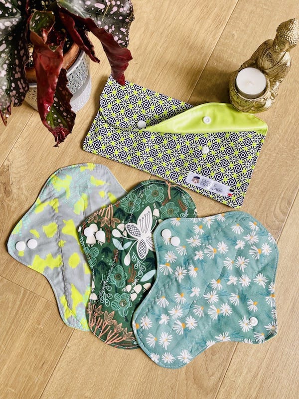 Sacrée Française Kit de démarrage Kit 3 Serviettes hygiéniques lavables Flux Moyen plus une pochette de transport imperméable taille M Kit 3 Serviettes mentruel Flux Moyen | Écologique