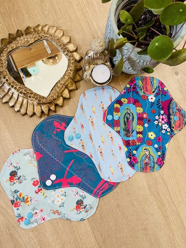 Lot de 4 serviettes hygiéniques lavables flux moyen Oeko-Tex, fait main à Lyon, Sacrée Française