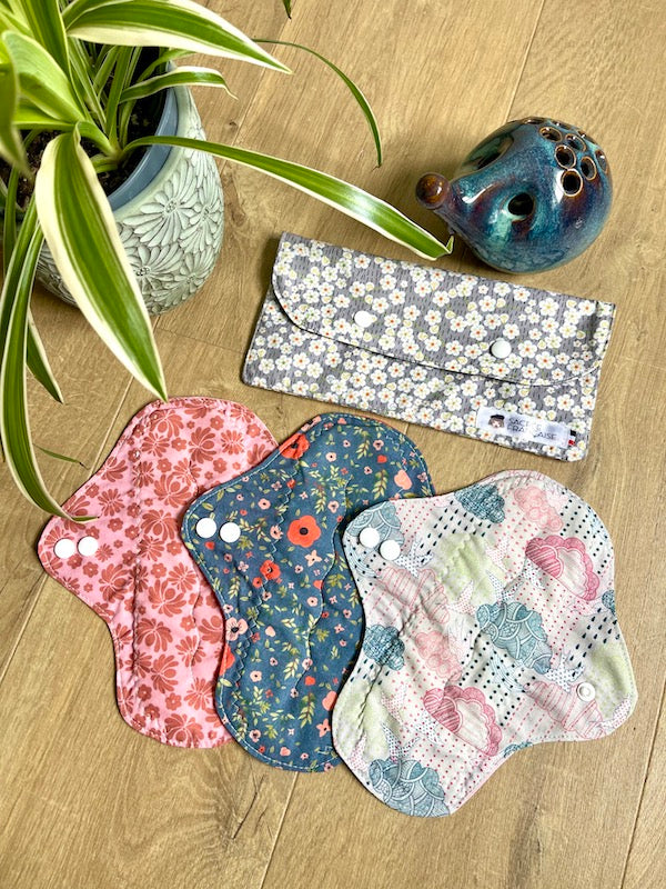 Kit 3 Serviettes menstruel Flux Moyen plus une pochette de transport imperméable taille M