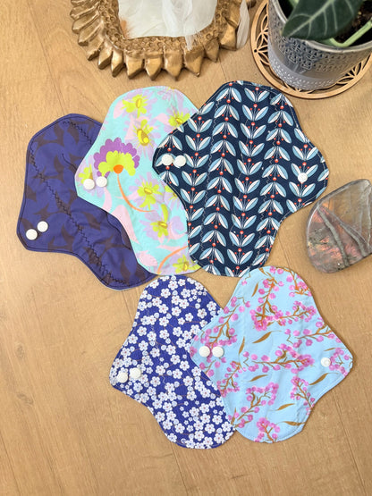 Lot 3 serviettes flux moyen plus 2 protège-slips bleu