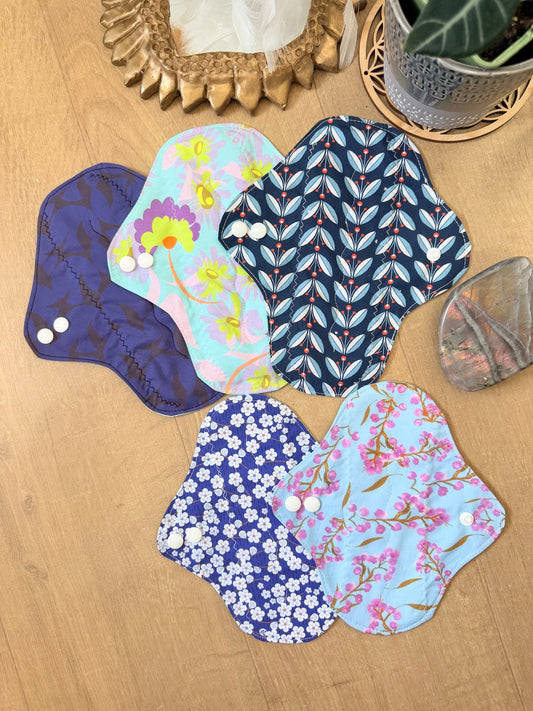 Lot 3 serviettes flux moyen plus 2 protège-slips bleu