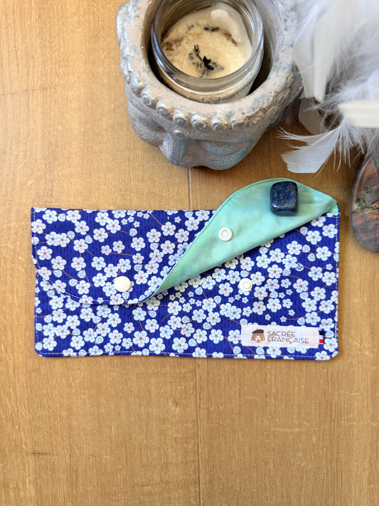 Pochette imperméable taille M fleur blanche fond bleu élèctrique