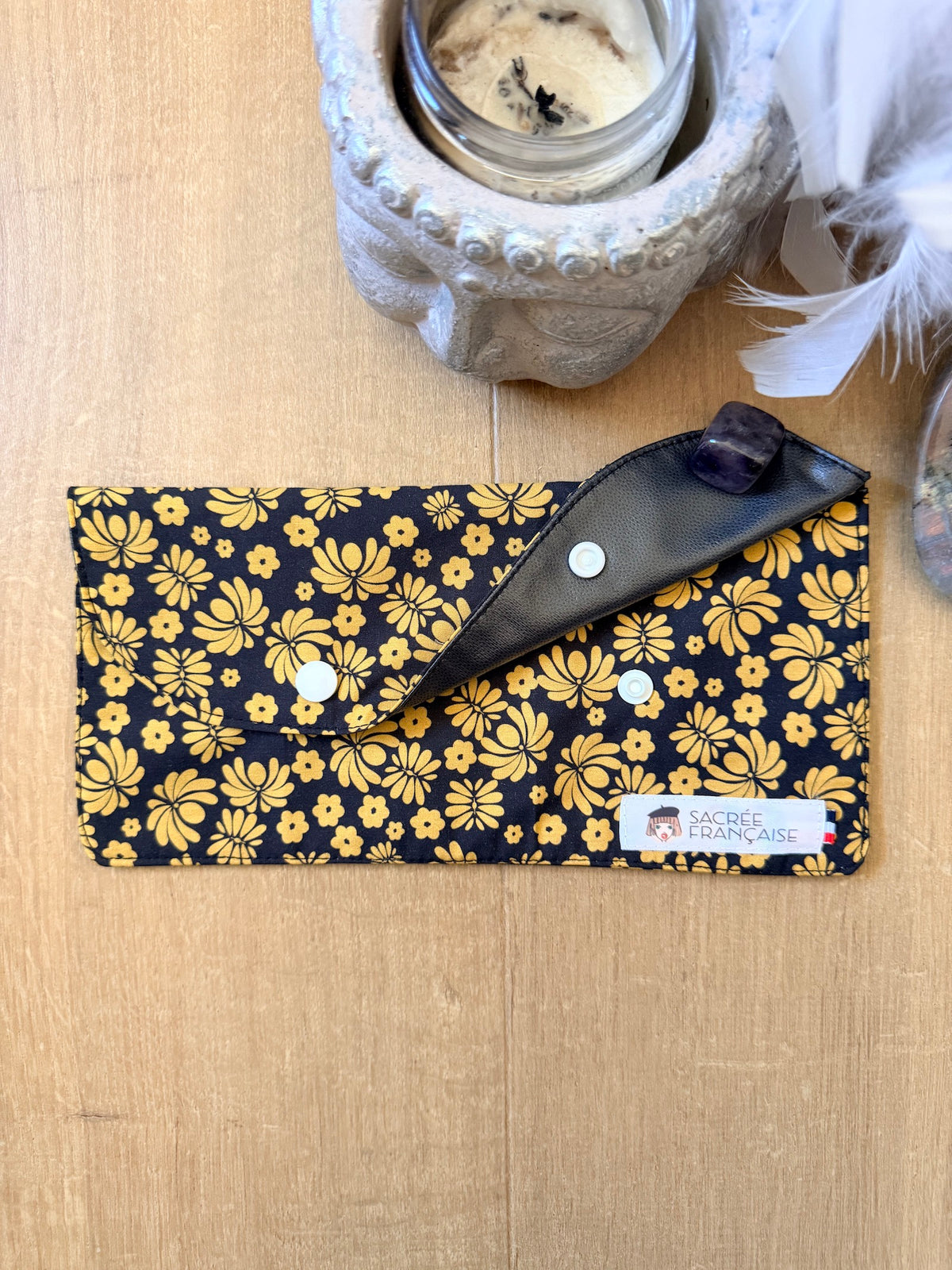 Pochette imperméable taille M fleur moutarde fond noir