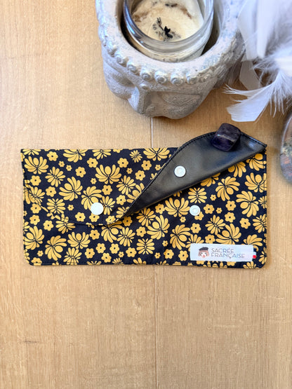 Pochette imperméable taille M fleur moutarde fond noir