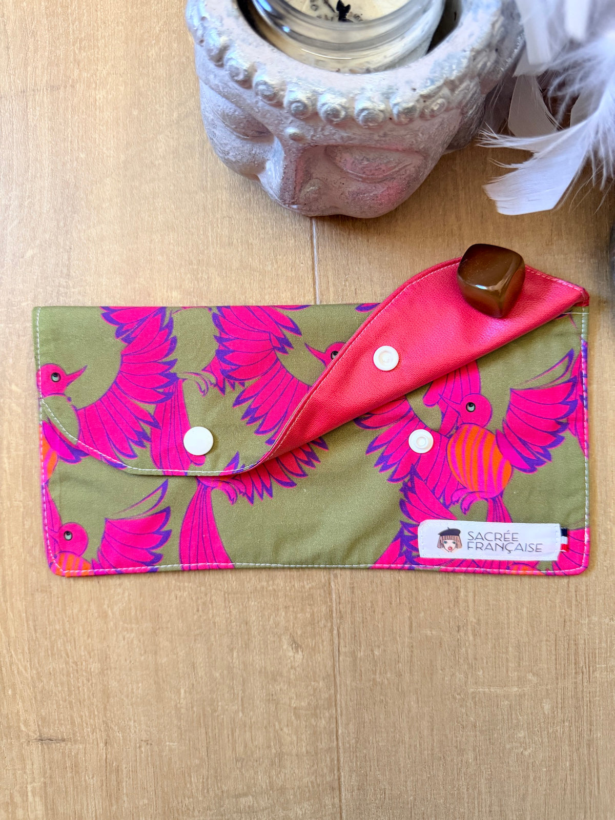 Pochette imperméable taille M oiseau fushia fond kaki