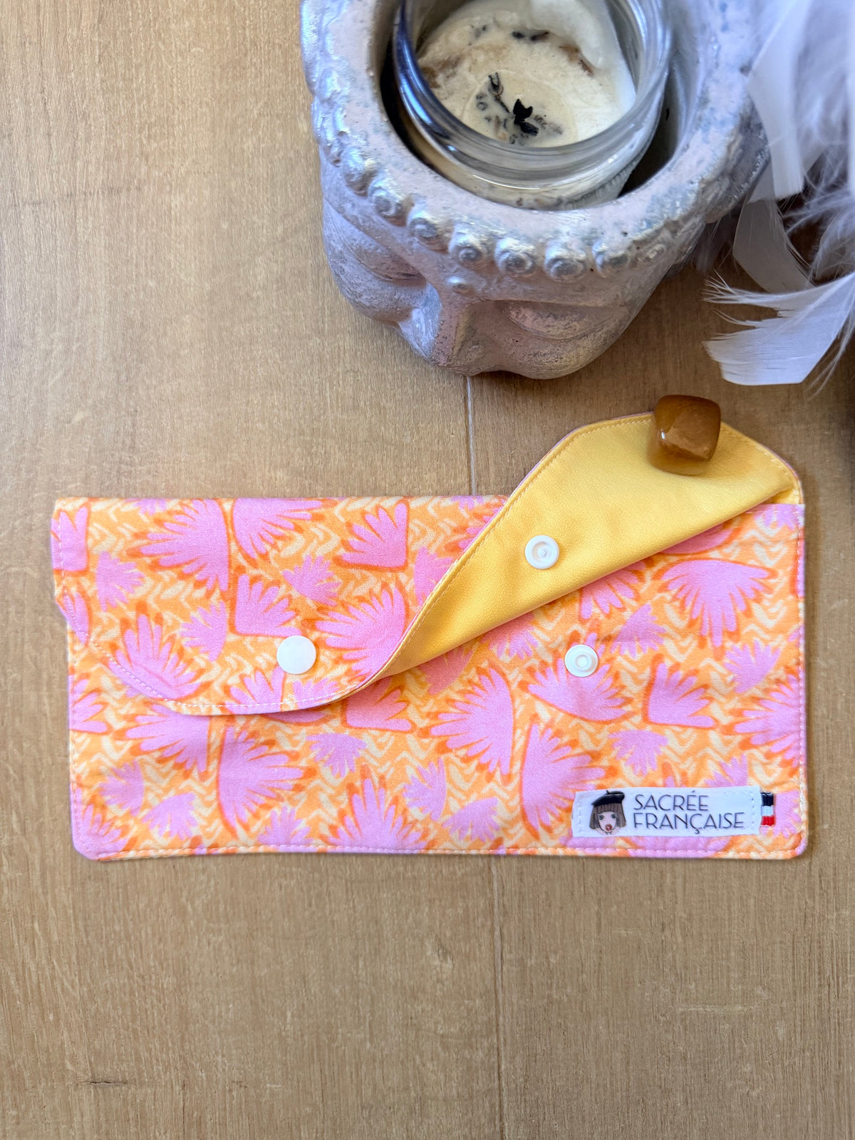 Pochette imperméable taille M plume rose fond jaune