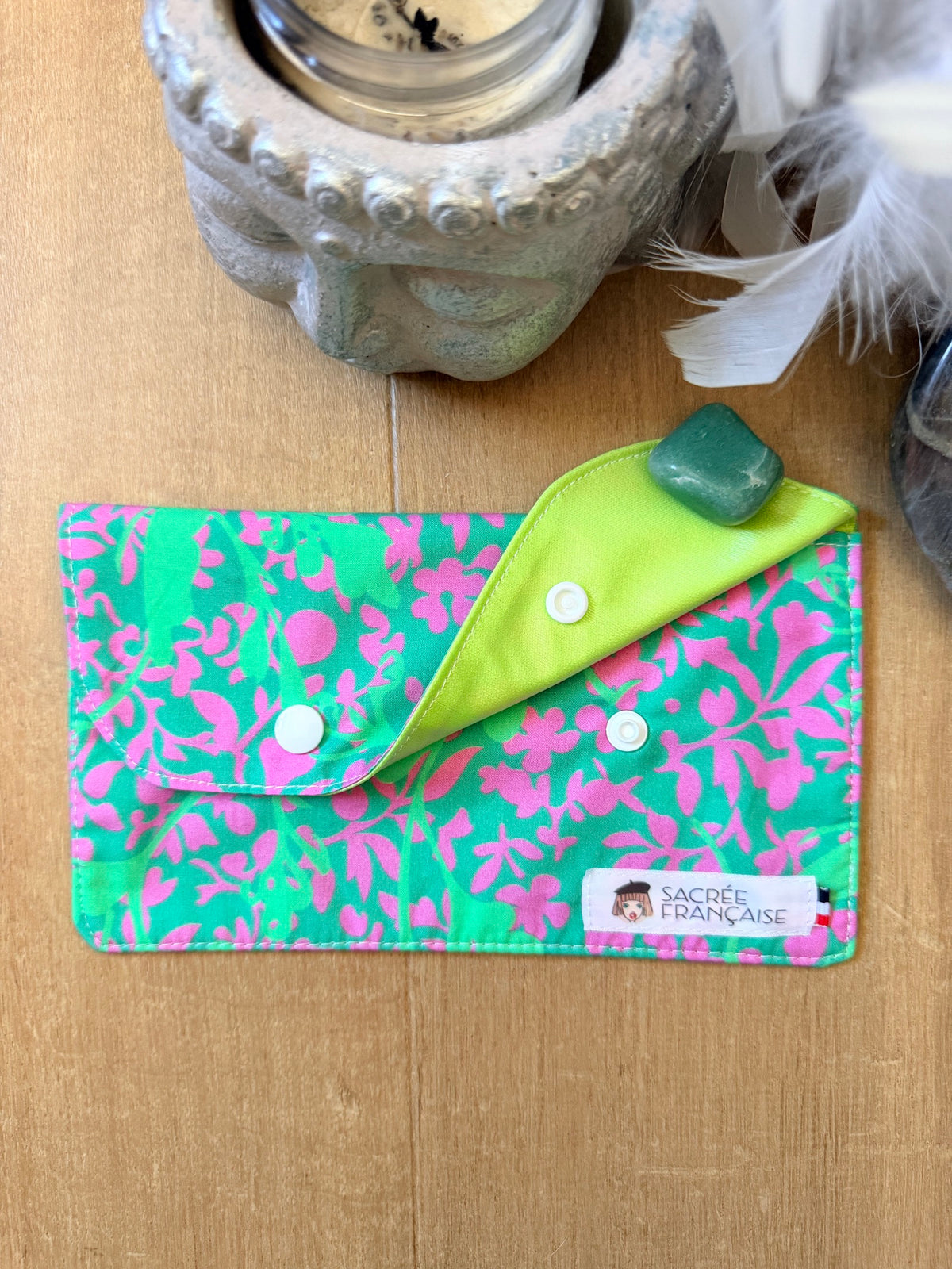 Pochette imperméable taille S motif rose fond vert