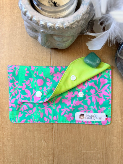 Pochette imperméable taille S motif rose fond vert