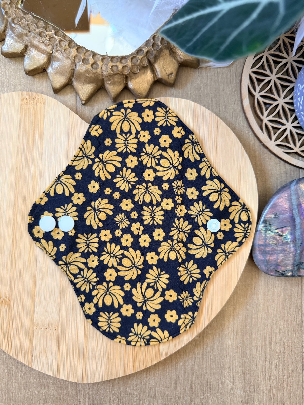 Protège-slip lavable fleur moutarde fond noir