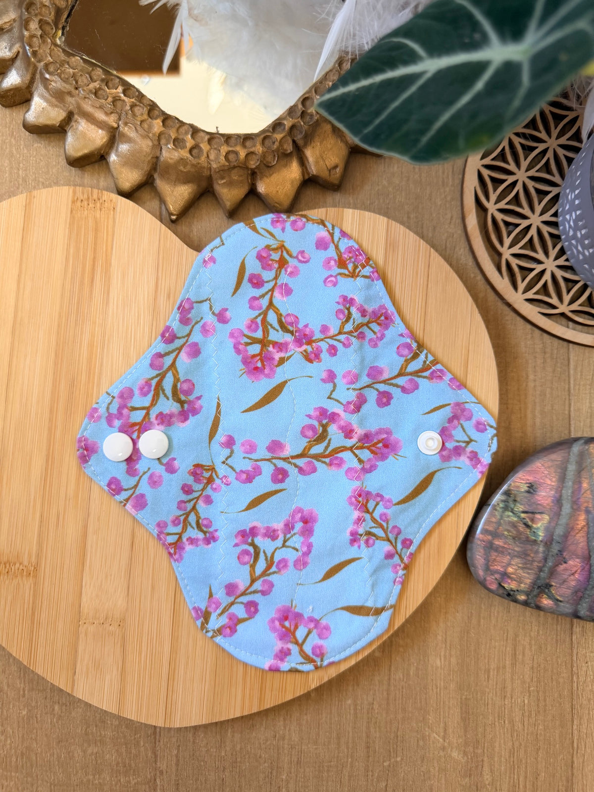 Protège-slip lavable fleur rose fond bleu clair