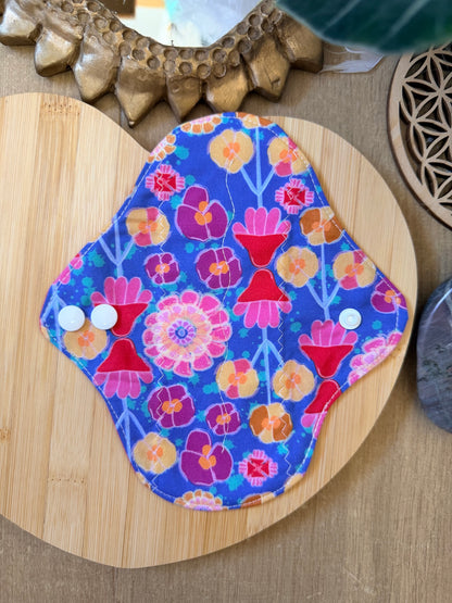 Protège-slip lavable motif multicolore fond bleu
