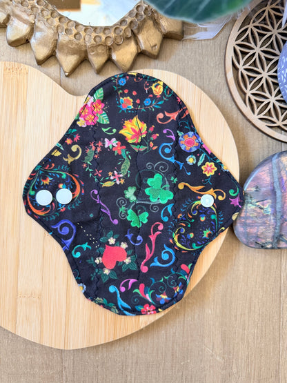 Protège-slip lavable motif multicolore fond noir
