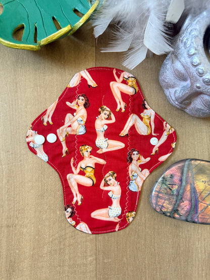 Serviette flux moyen pin up fond rouge