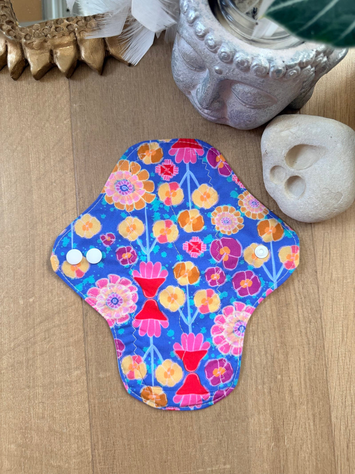 Serviette hygiénique flux moyen motifs multicolores fond bleu