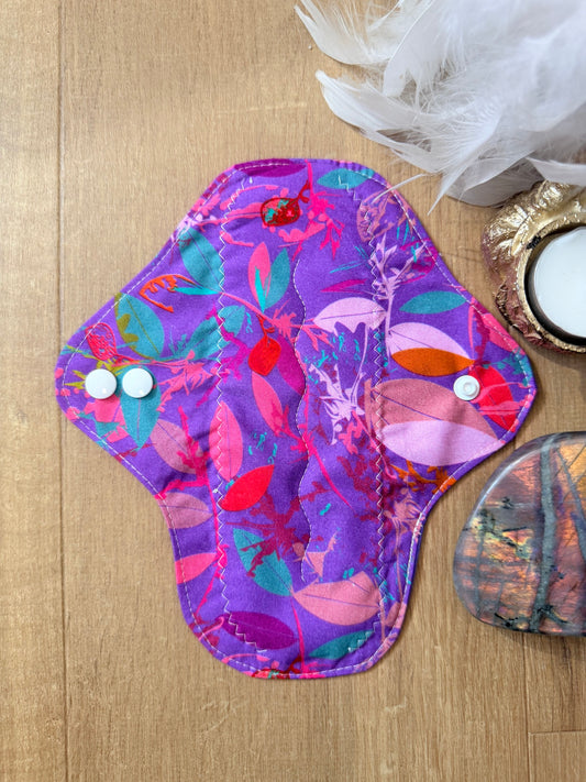 Serviette hygiénique lavable flux moyen feuille fond violet