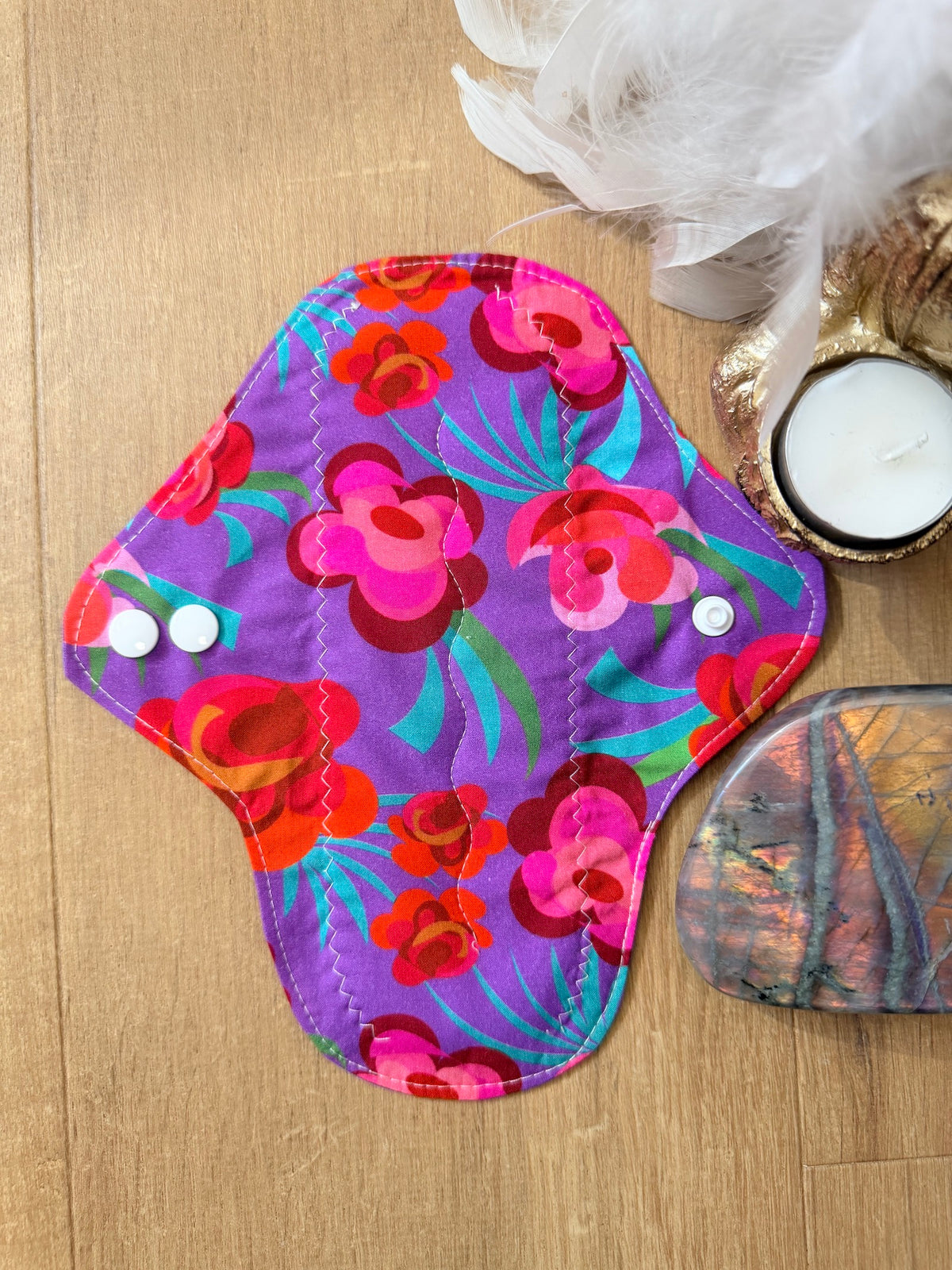 Serviette hygiénique lavable flux moyen fleur rouge fond violet