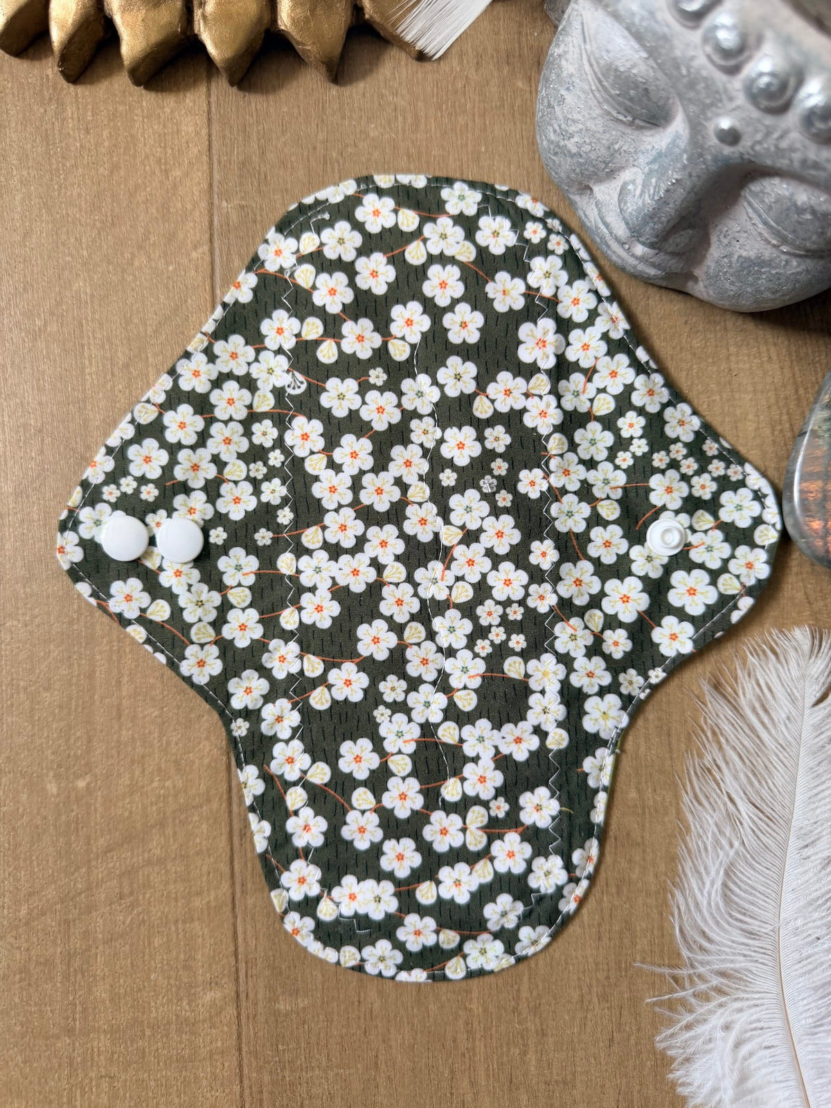 serviette flux moyen petite fleur blanche fond kaki